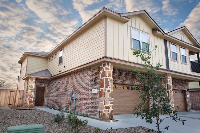 Building Photo - Beautiful 3 Bedroom Luxury Townhome, Kyle, Texas!