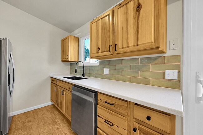 Building Photo - $1,945.00, 4-bed, 2-bath located in Colora...