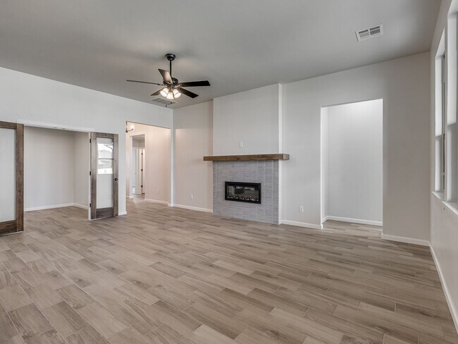 Building Photo - New Home In Yukon!