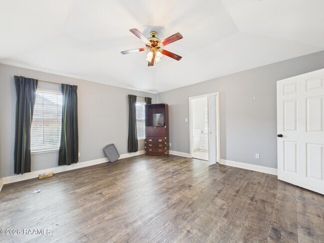 Building Photo - 115 La Rue Vil