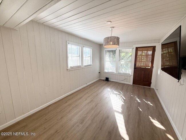 Building Photo - 811 2nd St S