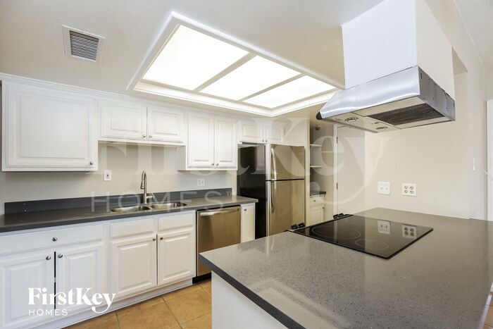 Building Photo - 402 E Dunbar Dr