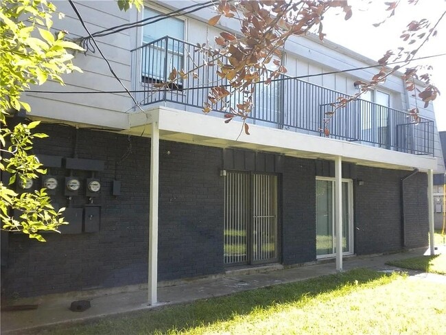 Building Photo - 302 Carmen Ct
