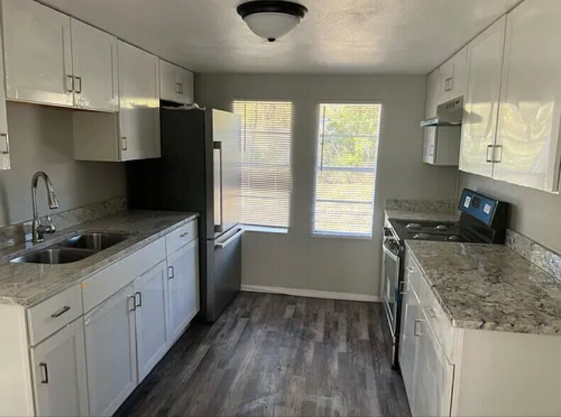 Building Photo - 2738 Spring St