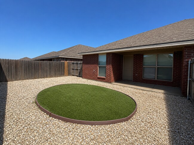 Building Photo - Available JUNE 15TH: Stylish & Spacious Home Perfect for Families