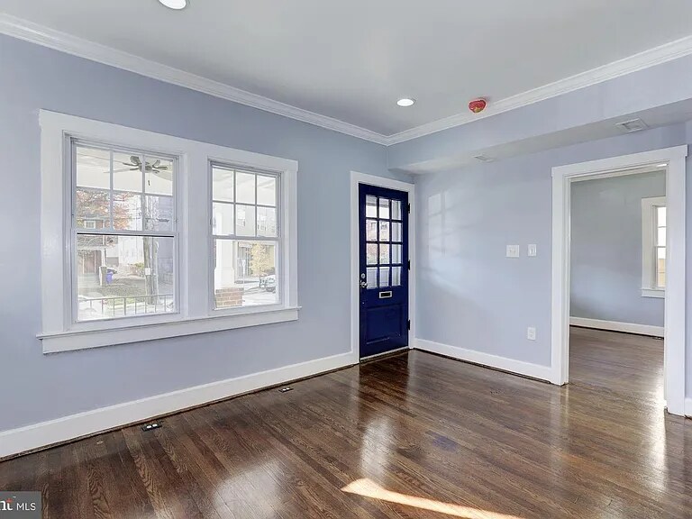 Building Photo - 811 Thayer Ave