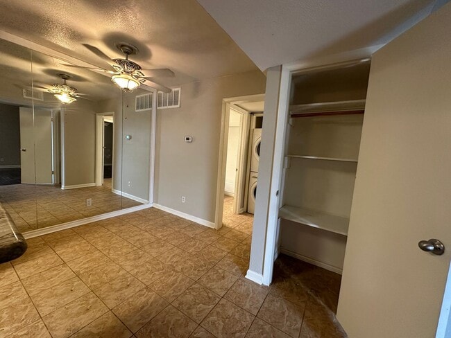 Building Photo - For Lease | 2 Bed, 2 Bath |863 Sq Ft | Wim...