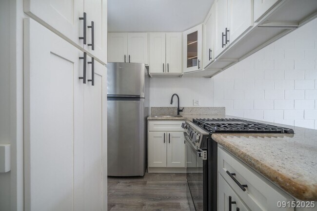 Building Photo - $2,900/mo | 2BR | 1BA | 620 sq. ft. | Move...