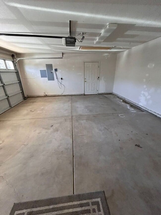 Building Photo - 3 Bedroom 2 Bath Home with a 2 Car Attached Garage