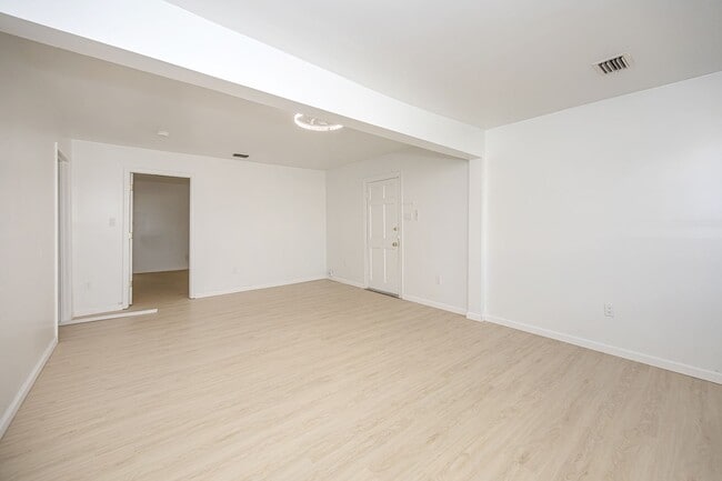 Building Photo - ADORABLE HOME FOR RENT