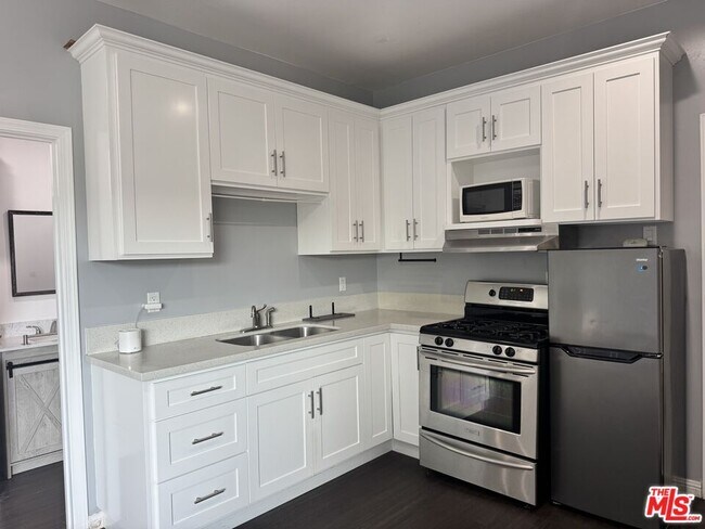 Building Photo - 727 S Gramercy Dr