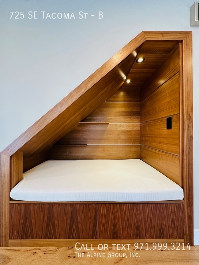 Building Photo - 725 SE Tacoma St