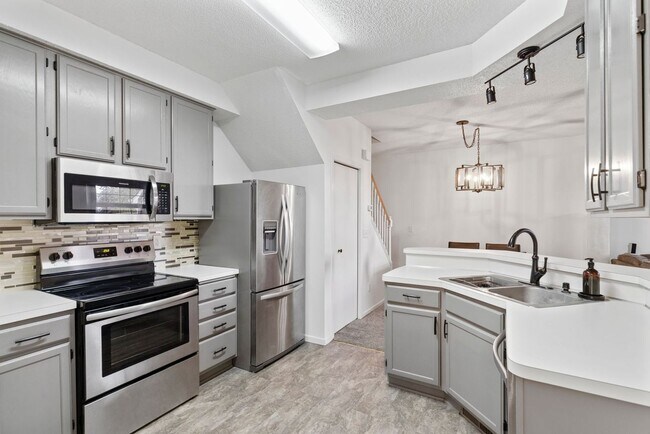 Building Photo - Great 2 bedroom, 1.5 bathroom Townhome in ...