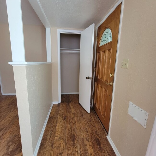 Building Photo - Adorable 2 bed 1.5 bath house with HUGE yard!!