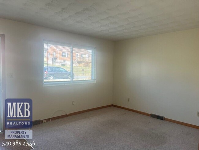 Building Photo - Garden City- 1 Bedroom duplex