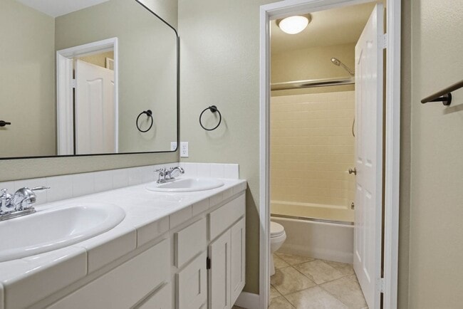 Building Photo - 2 Bedroom Townhome with Bonus Office in San Marcos