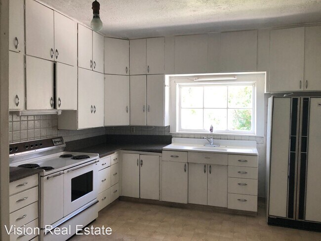 Building Photo - 2 br, 1 bath House - 144 S State
