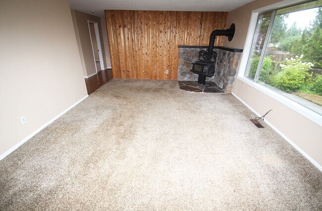 Building Photo - MOUNTLAKE TERRACE 3 BED, 2 BATH HOME FOR R...