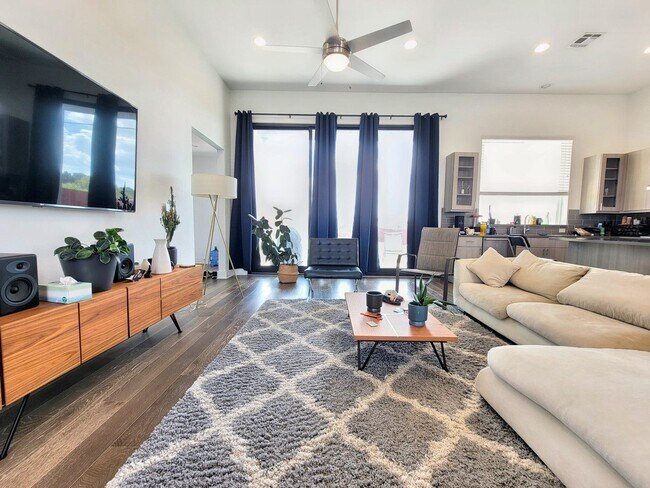 Building Photo - Spacious & Modern 3BR 2.5/BA Home with Lar...
