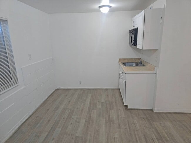 Building Photo - 13801 S Vermont Ave