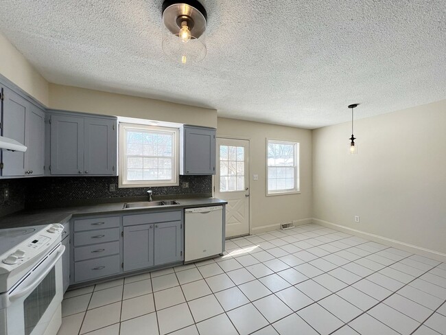 Building Photo - SEE IT NOW: Beautiful 3BR Home with Finished Basement, 2-Car Garage & Spacious Backyard in Lenexa!