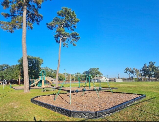 Building Photo - 24022 Spring Briar Ln