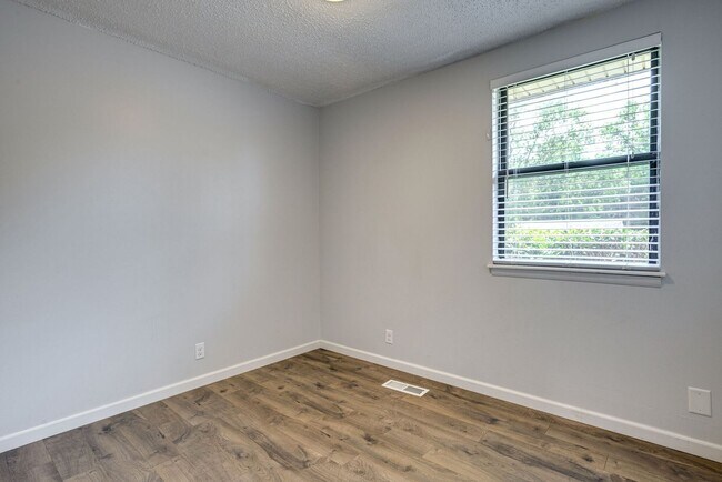 Building Photo - Newly Updated Home Just Minutes From Downt...