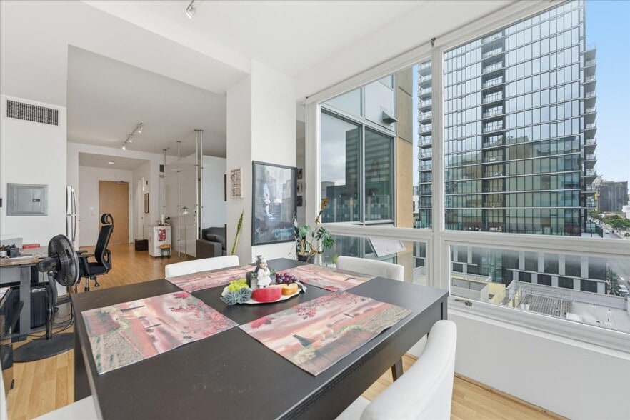 Building Photo - 350 W Ash St