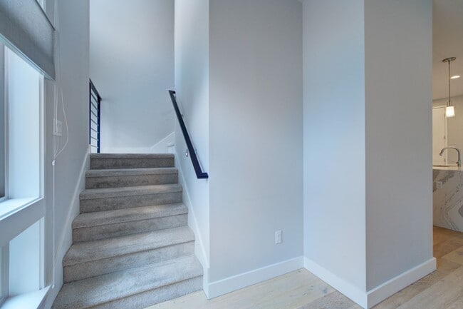 Building Photo - 4Bd/3Ba Bellevue Townhouse