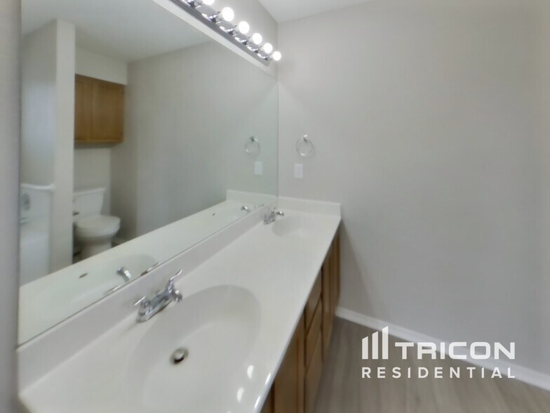 Building Photo - 1806 Aster Pass