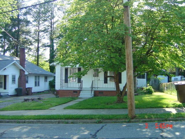 Primary Photo - 1 BR apartment w/ hardwood floors and lawn...