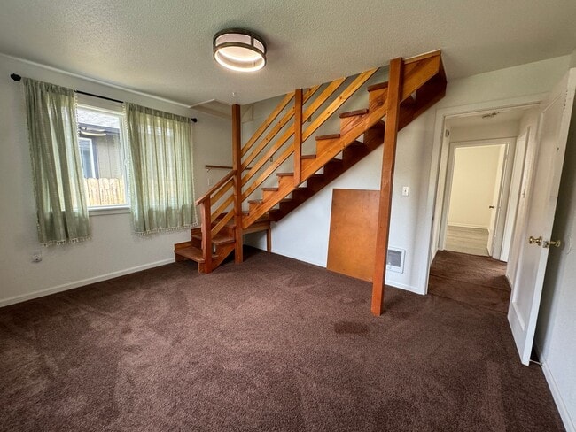 Building Photo - 3 bedroom house with a guest house