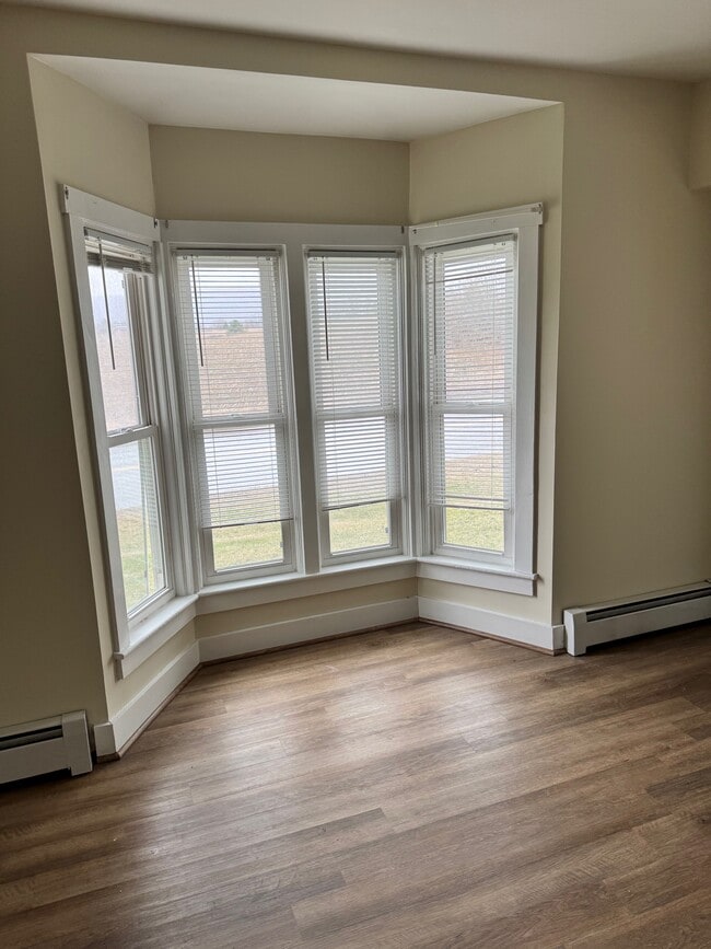 Building Photo - 379 US Route 7 N