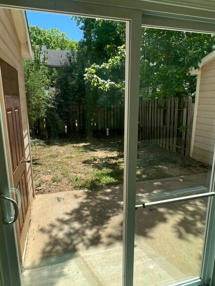 Building Photo - 323 E Blackstock Rd