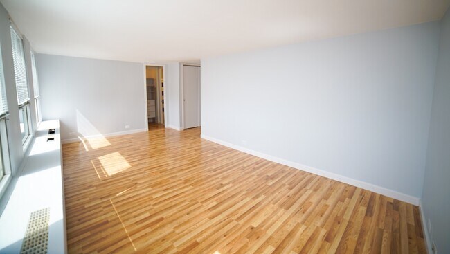 Building Photo - 2626 N Lakeview Ave