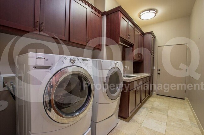 Building Photo - 1326 E Catamaran Dr