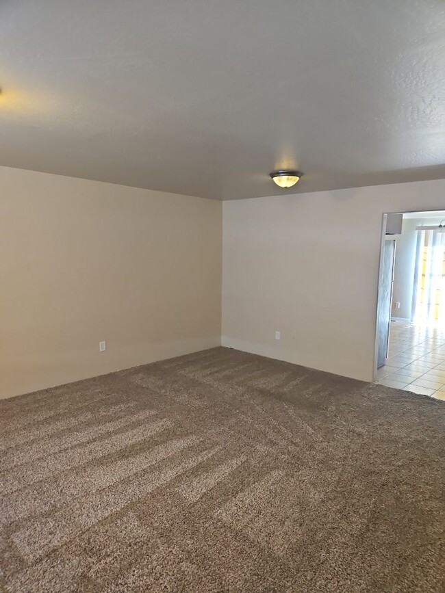 Building Photo - Available now! - 3 bed, 2 bath apartment i...