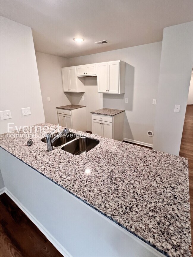 Building Photo - Cozy 4-Bedroom Home with Modern Amenities / Pet-Friendly / Available Now!