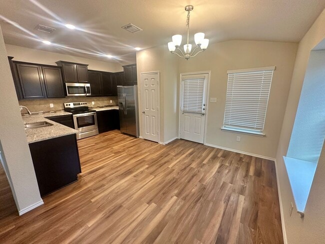 Building Photo - AVAILABLE NOW ! 1 WEEK FREE MOVE IN SPECIAL