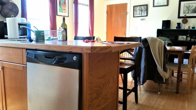 Building Photo - Nicely renovated 4 bed next to Porter Square and the Commuter Rail in Somerville!