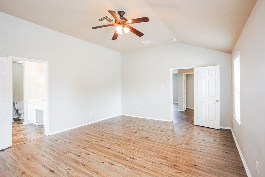 Building Photo - 2527 Floral Bloom Way