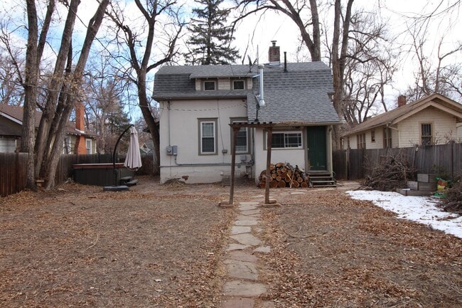 Building Photo - Adorable 3bdrm Downtown Bungalow