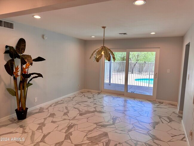 Building Photo - 5634 E Wilshire Dr