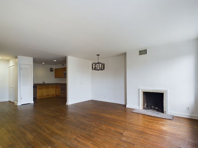 Building Photo - Fairmount 2 bed/1bath Bi-Level on Green St...