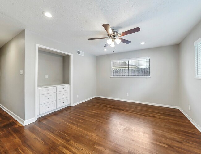 Building Photo - 5807 Burlinghall Dr