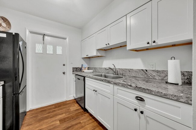 Building Photo - Lakefront Community