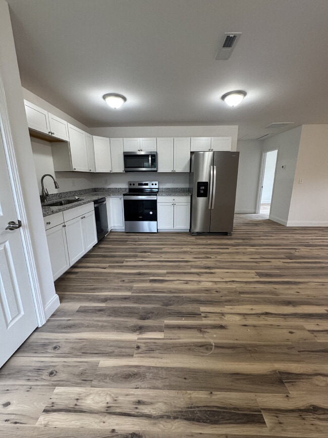 Building Photo - "Charming 3-Bedroom Retreat with 2 Full Ba...