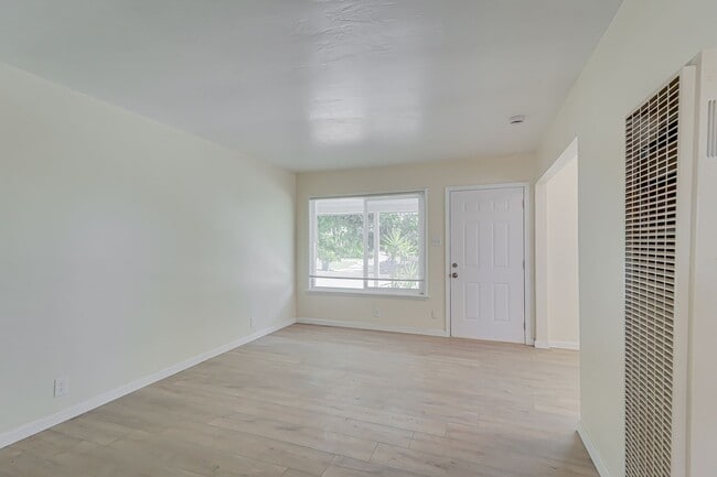 Building Photo - Newly Remodeled!
