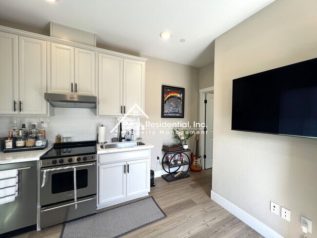 Building Photo - Updated West Sacramento 1bd/1ba ADU!