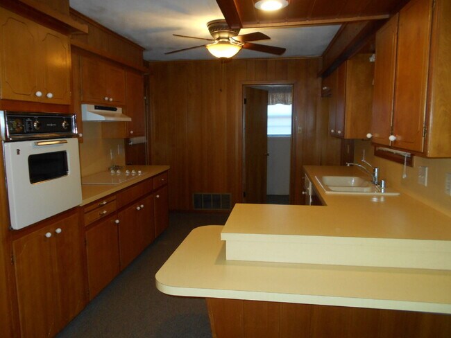Building Photo - New Flooring in Living/Bedrooms & Other Up...